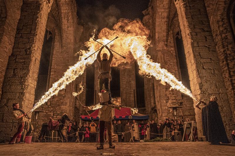 Marché de Noël français traditionnel avec des étals d’artisanat et des lumières scintillantes